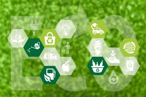 Scritta ECO su sfondo verde, con icone dedicate al riciclo, all'energia, alla mobilità sostenibile e alla tutela dell'ambiente