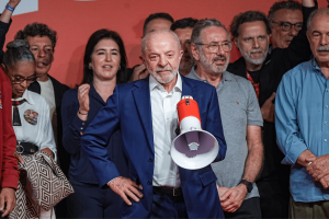 lula ignazio con megafono in mano