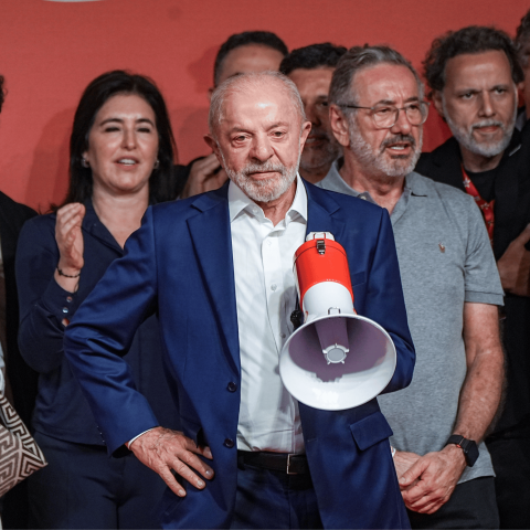 lula ignazio con megafono in mano
