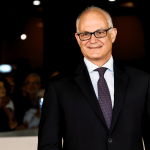 Roberto gualtieri sorride