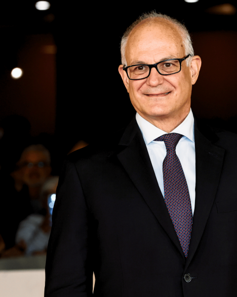 Roberto gualtieri sorride
