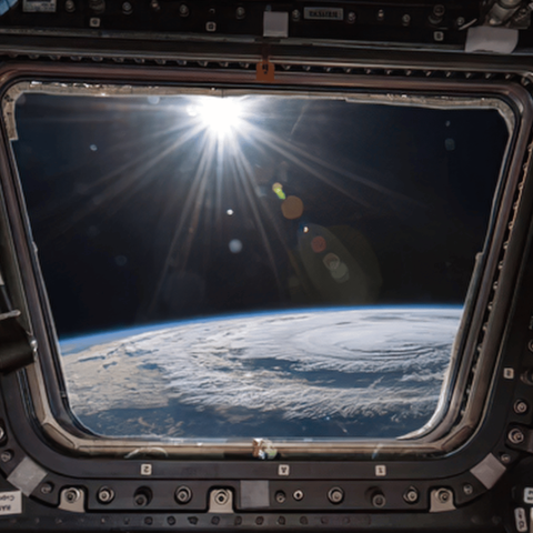 Fotografia della Terra e del Sole visti da una navicella spaziale