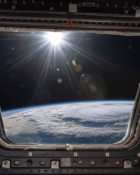 Fotografia della Terra e del Sole visti da una navicella spaziale
