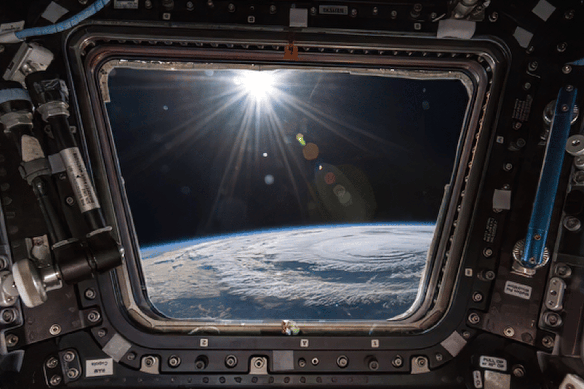 Fotografia della Terra e del Sole visti da una navicella spaziale